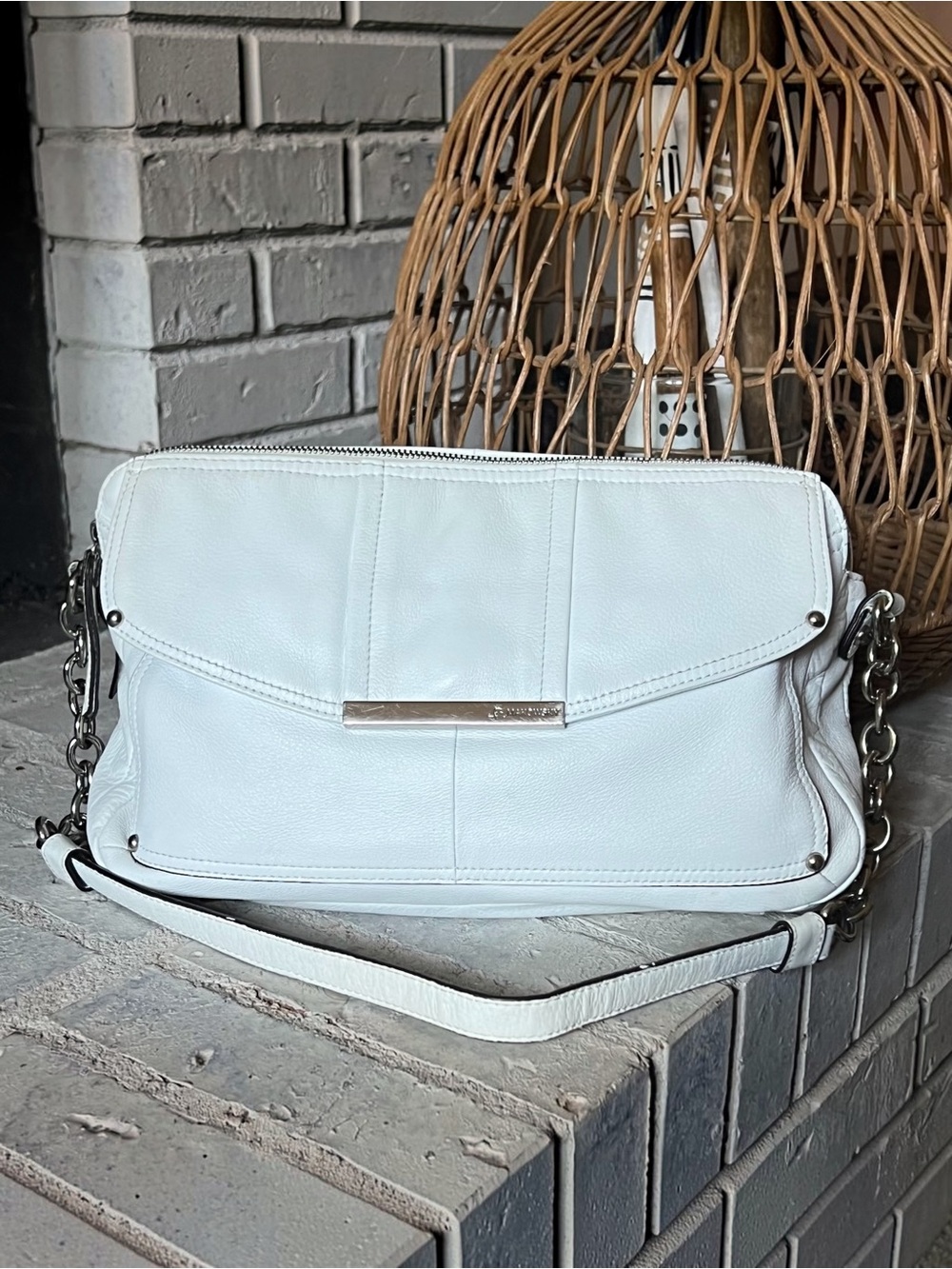 B. Makowsky White Pebbled Leather Chunky Chain Shoulder Bag